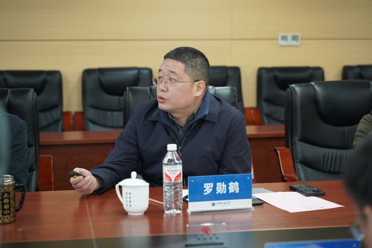 男人坐在桌子前AI 生成的内容可能不正确。