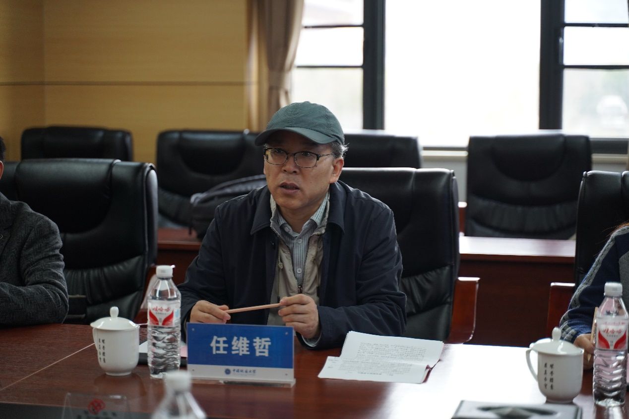 男人坐在桌子前AI 生成的内容可能不正确。