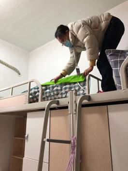 说明: E:\365英国上市官方网站\5 文化宣传\宣传报道\照片\医疗队服务素材\铺床.jpg